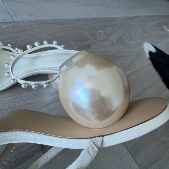 Cult Gaia
Ilona Pearl-Embellished Leather Sandals - Picture 13 of 15